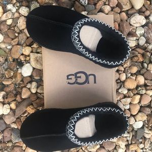 Never worn , Tasman slipper uggs in black